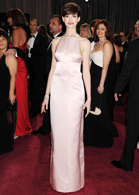 how much does anne hathaway weigh